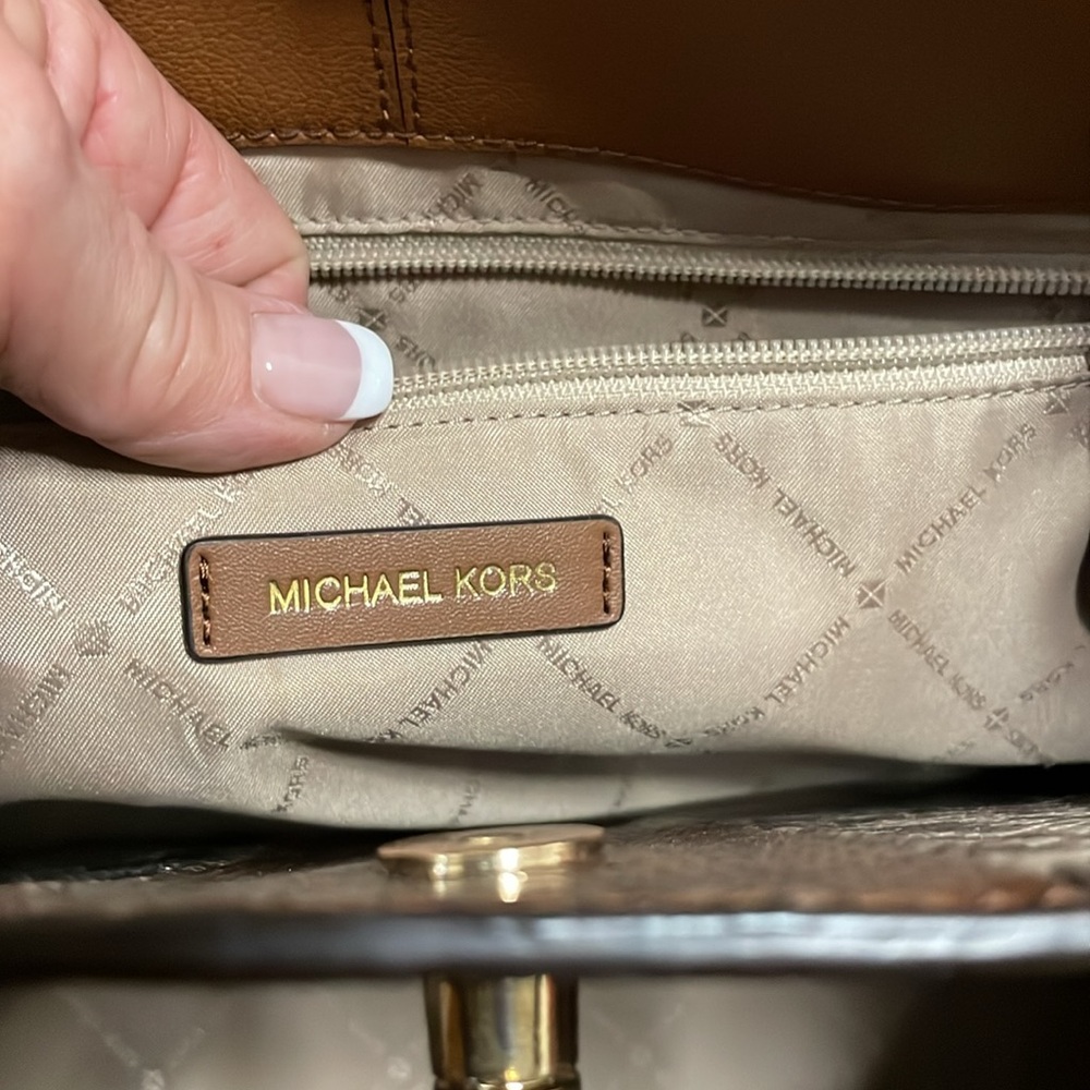 Micheal kors handbag/ crossbody - Picture 8 of 16